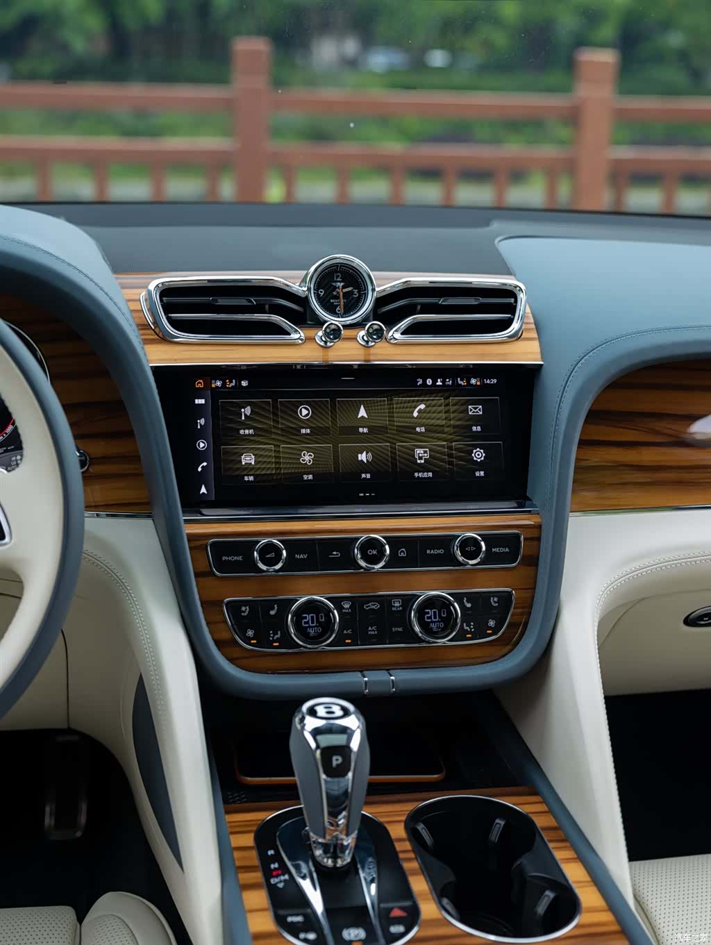 Bentley Bentayga, 2023 14