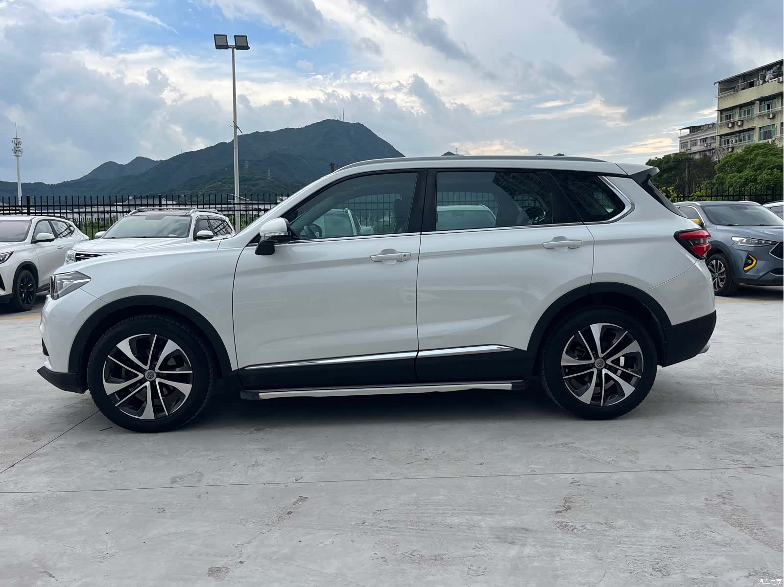 HuaChenZhongHua V7, 2018 8