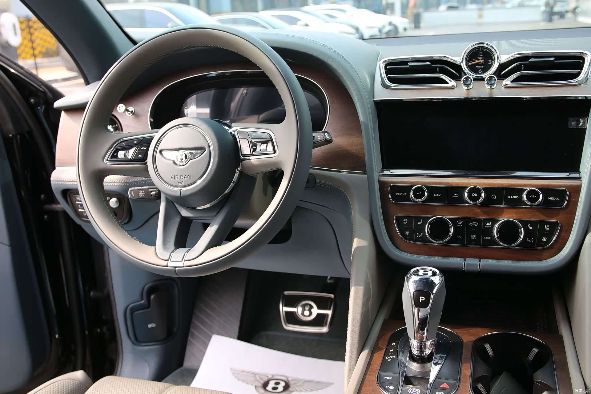 Bentley Bentayga, 2023 11
