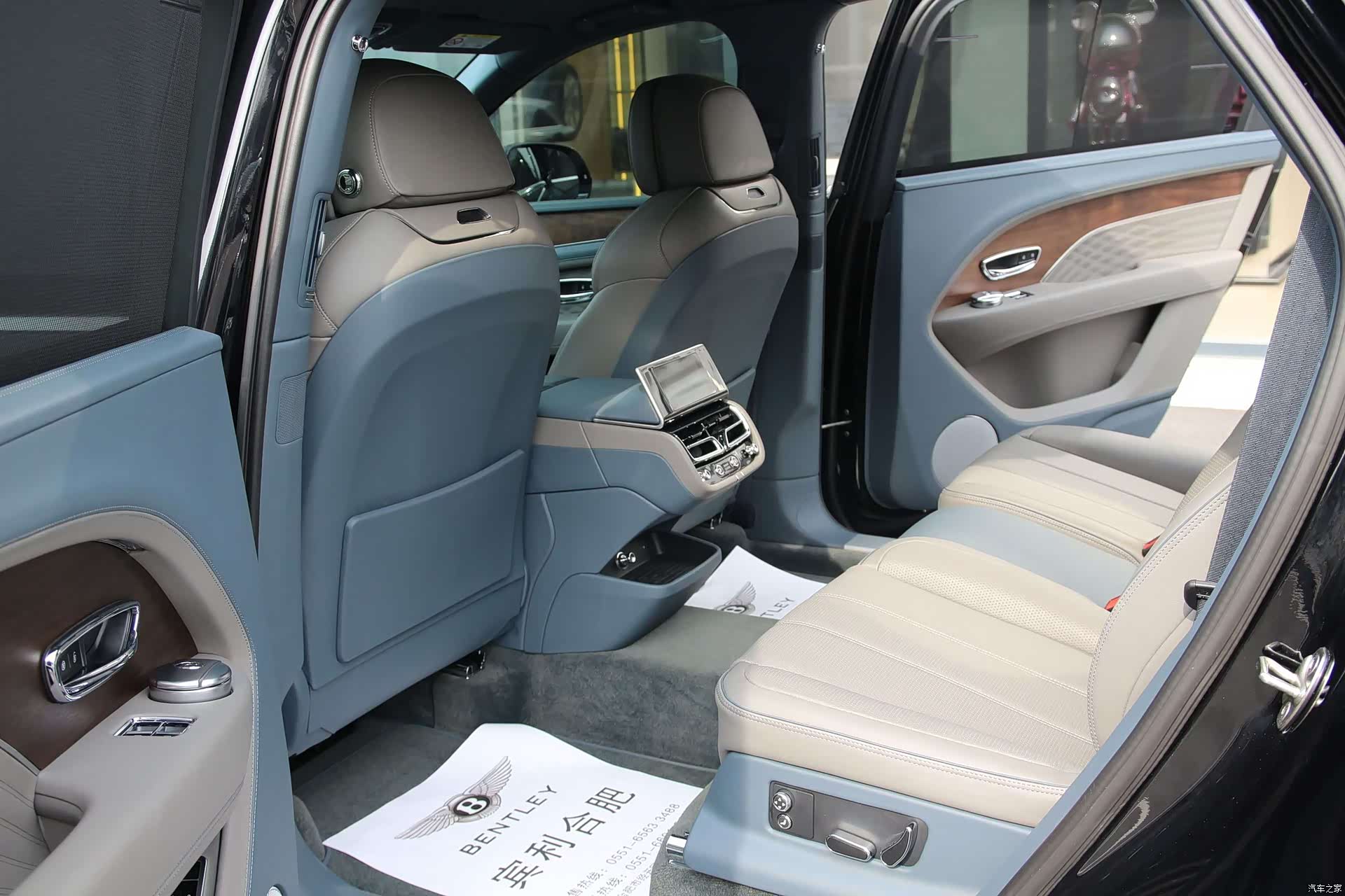 Bentley Bentayga, 2023 10