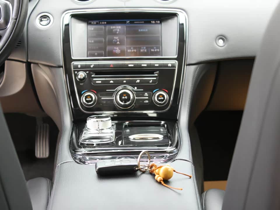 Jaguar XJ Jaguar XJ