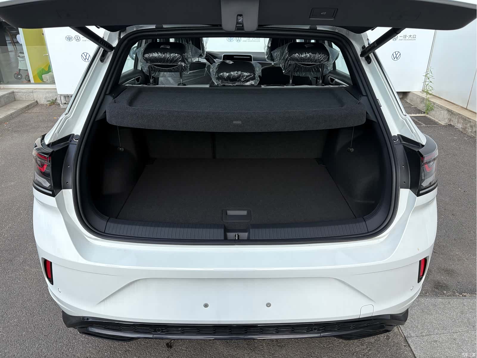 Volkswagen T-ROC, 1900 11