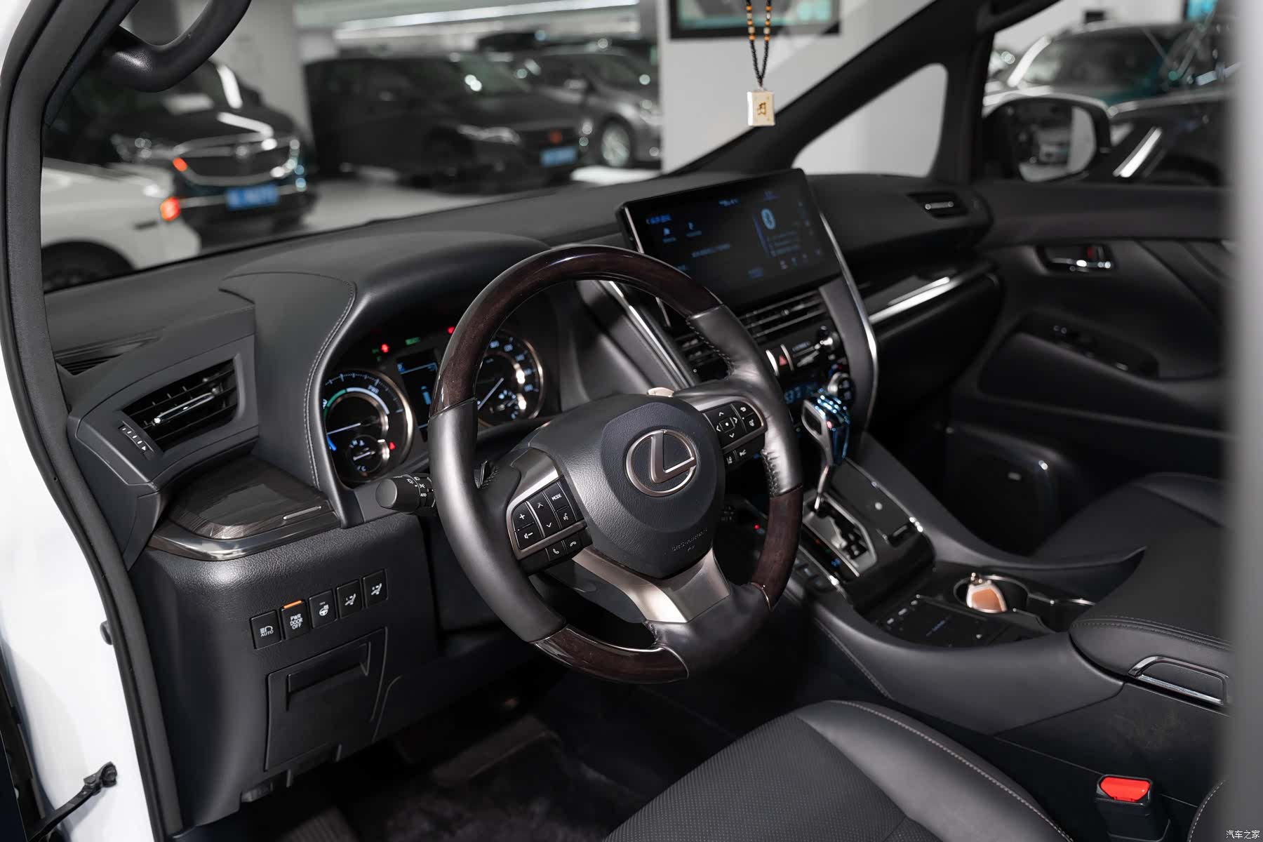 Lexus LM, 2022 9