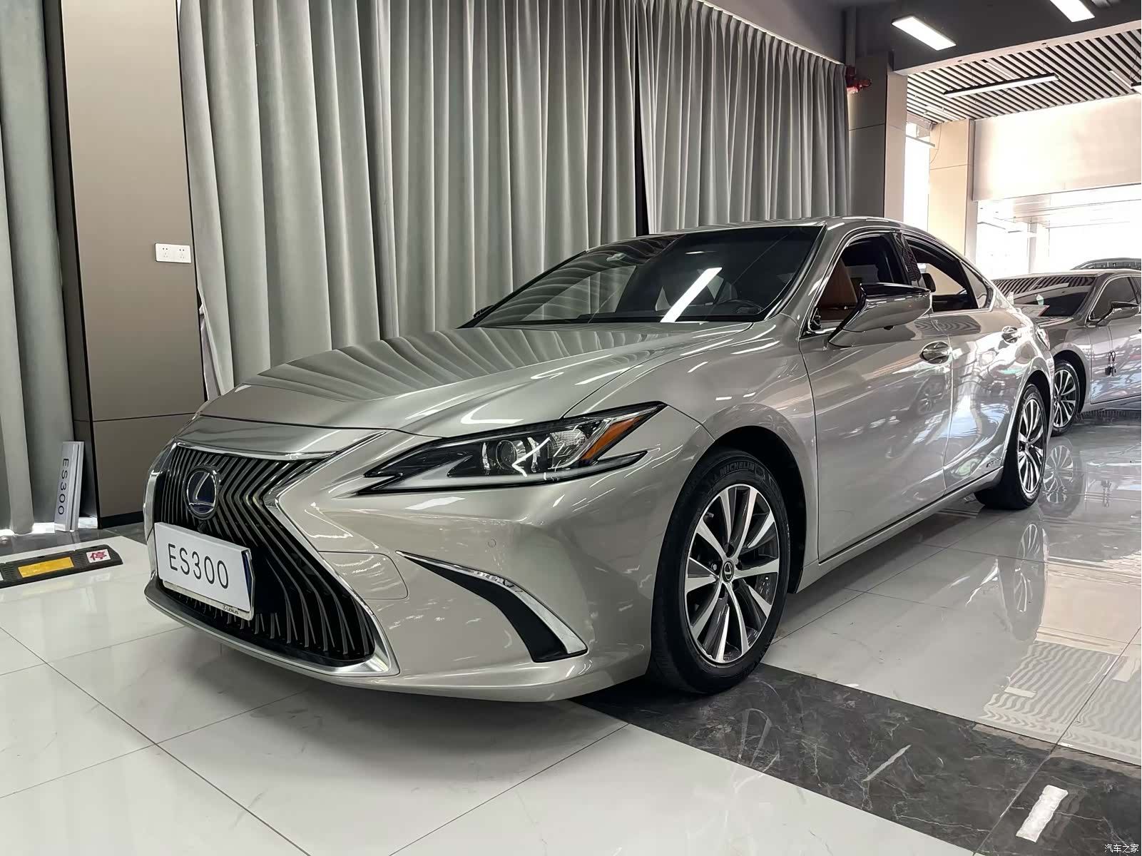 Lexus ES, 2019 1