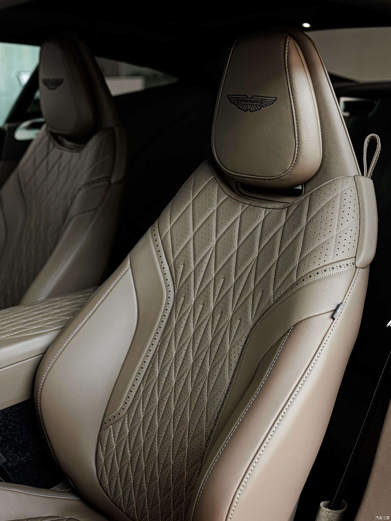 Aston Martin DB12, 2025 9