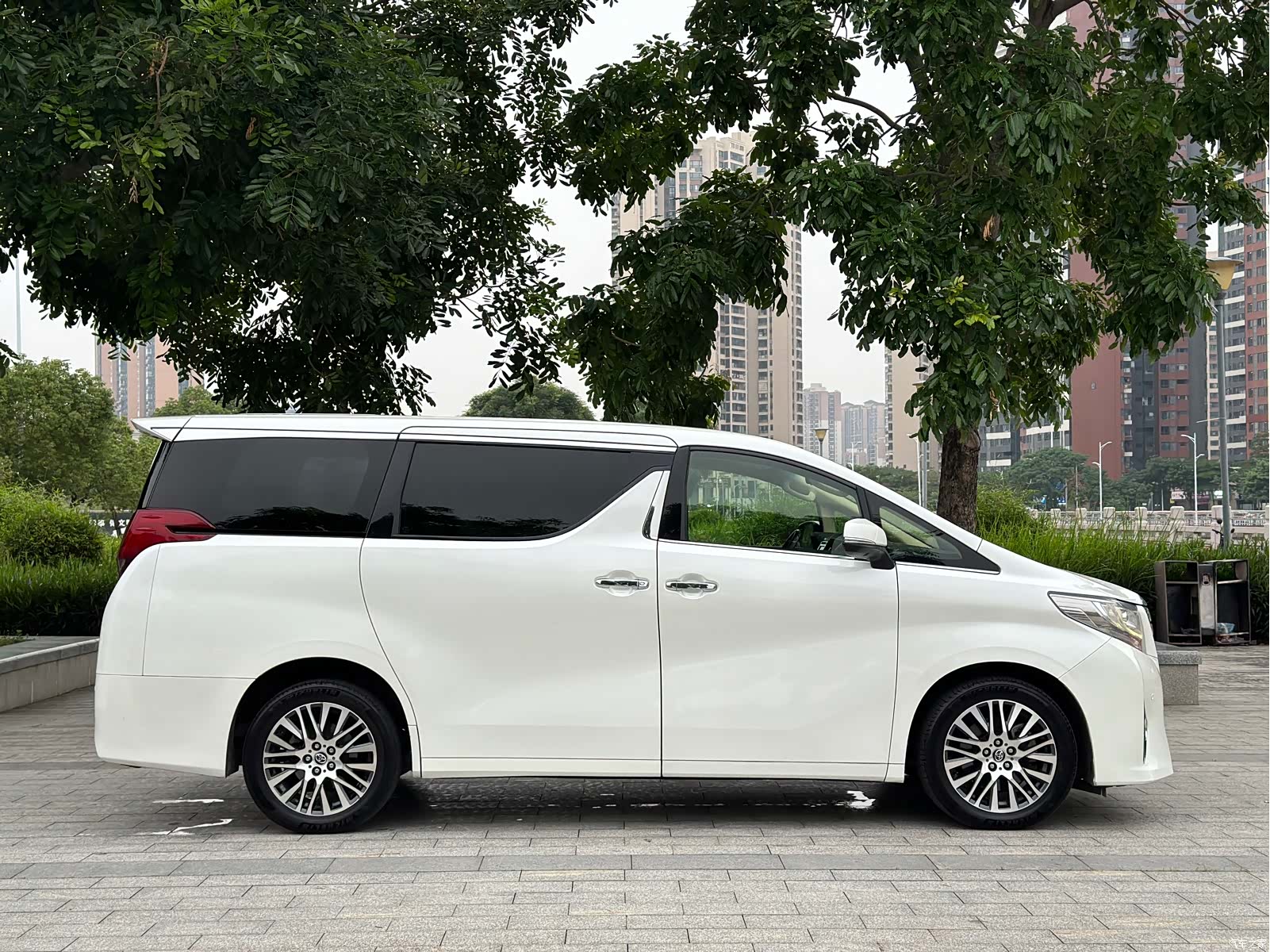 Toyota Alphard, 2017 4