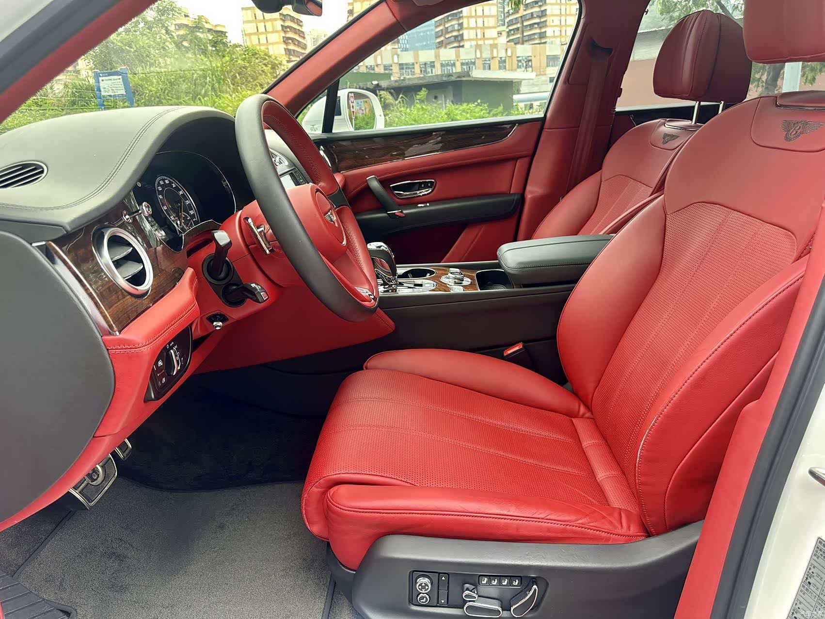 Bentley Bentayga, 2019 11