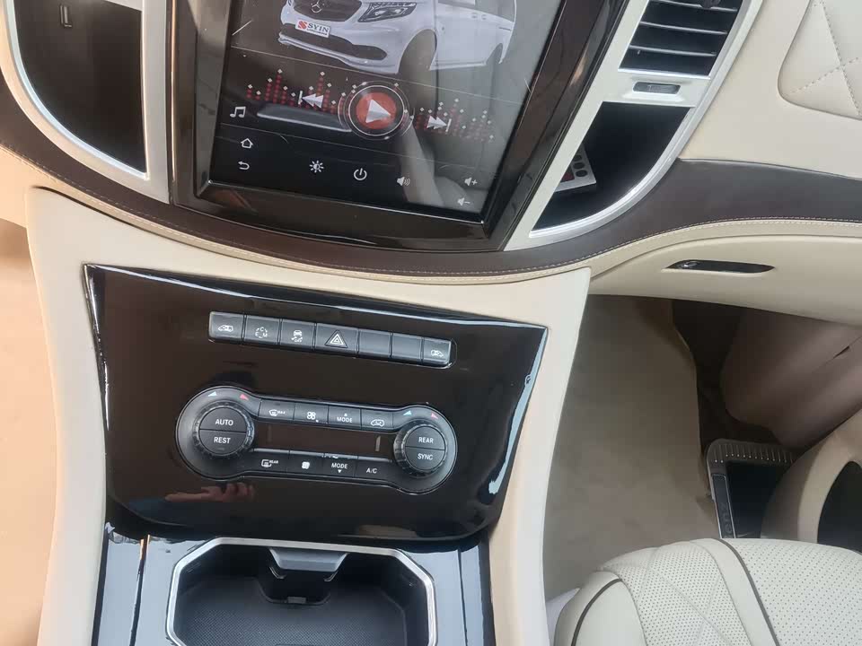 Mercedes-Benz V-class