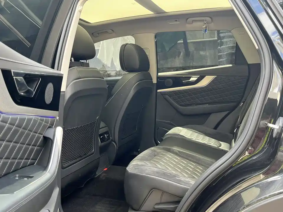 Hongqi HS5