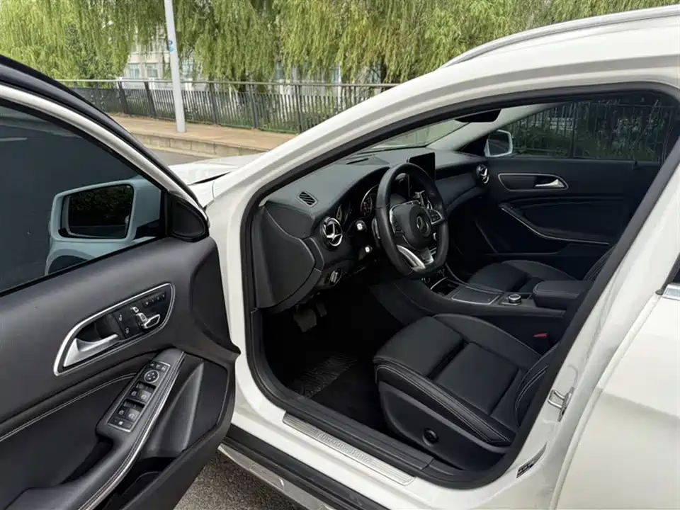 Mercedes-Benz GLA Mercedes-Benz GLA