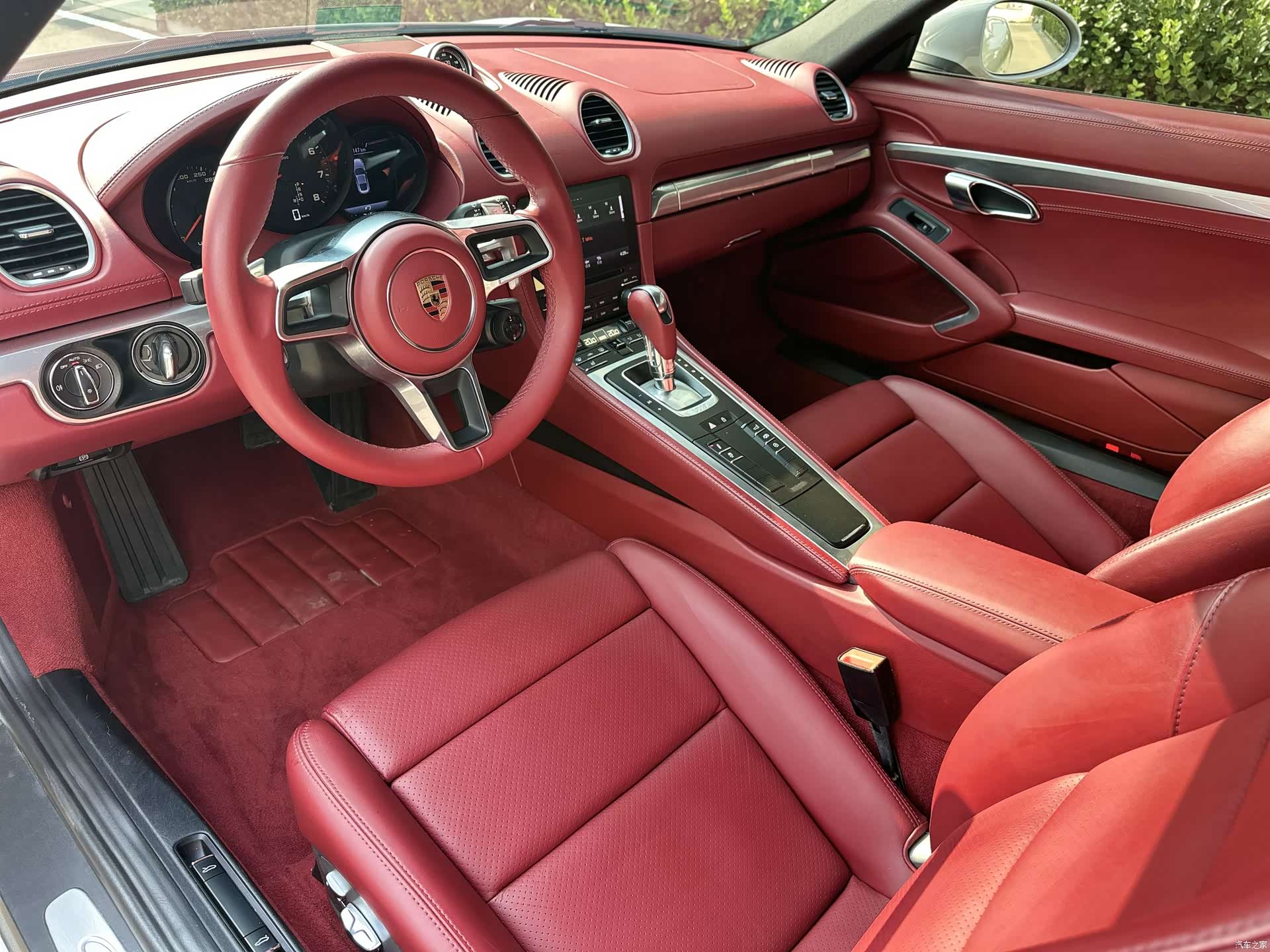 Porsche Cayman, 2019 все фото