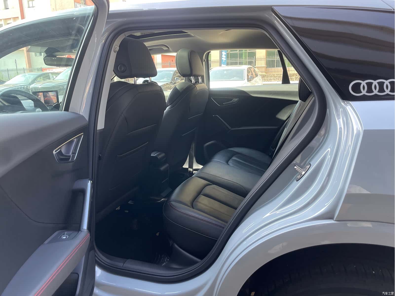 Audi Q2L, 2022 все фото