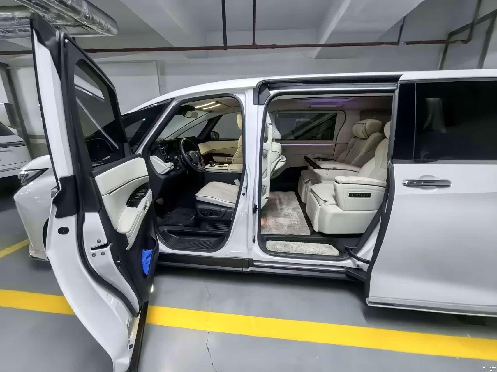 Lexus LM, 2024 4