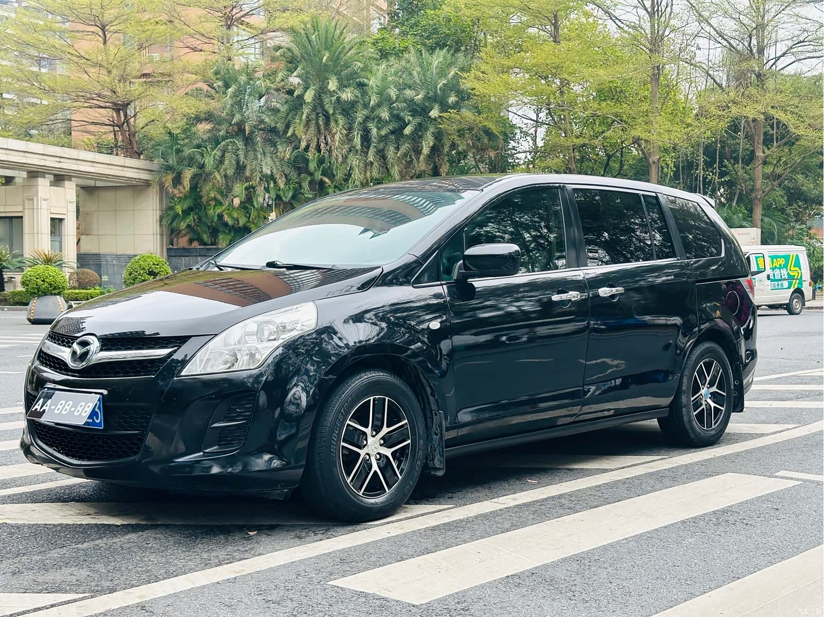 Mazda 8, 2013 1