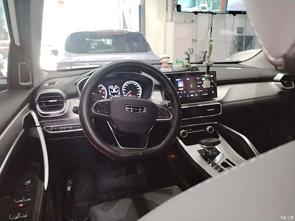Geely Coolray, 2025 10