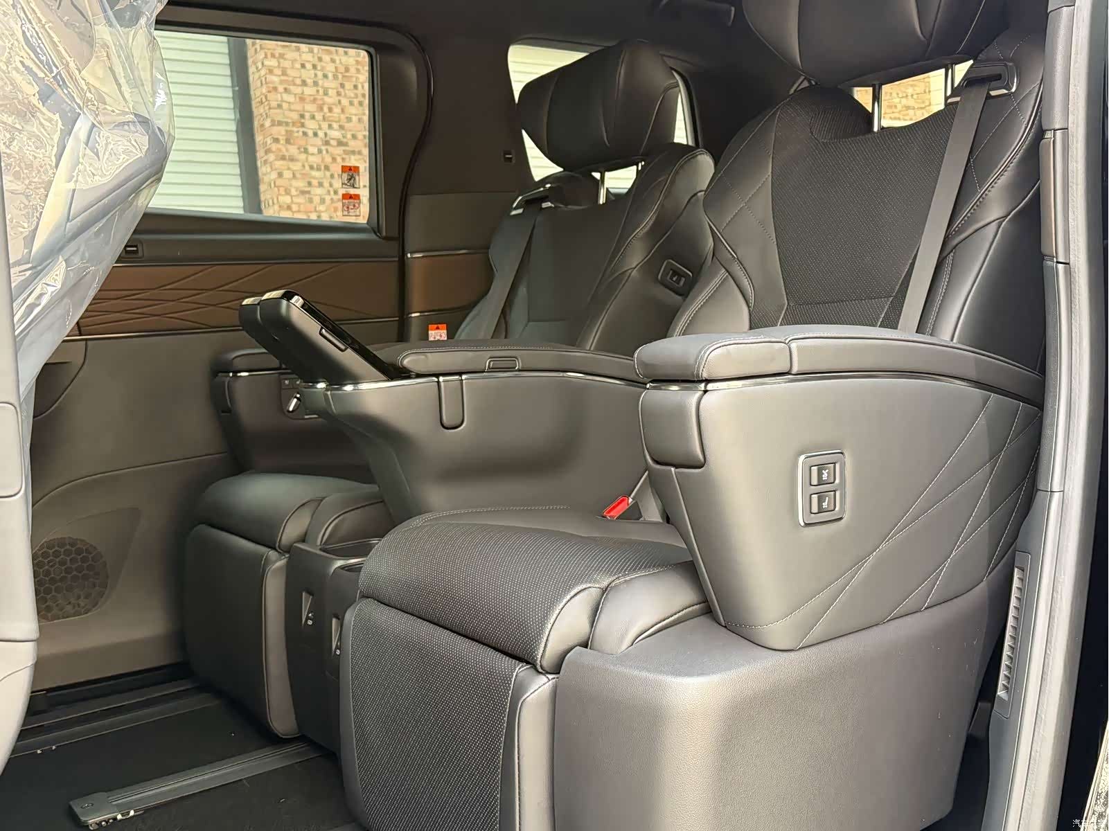 Toyota Alphard, 2025 13