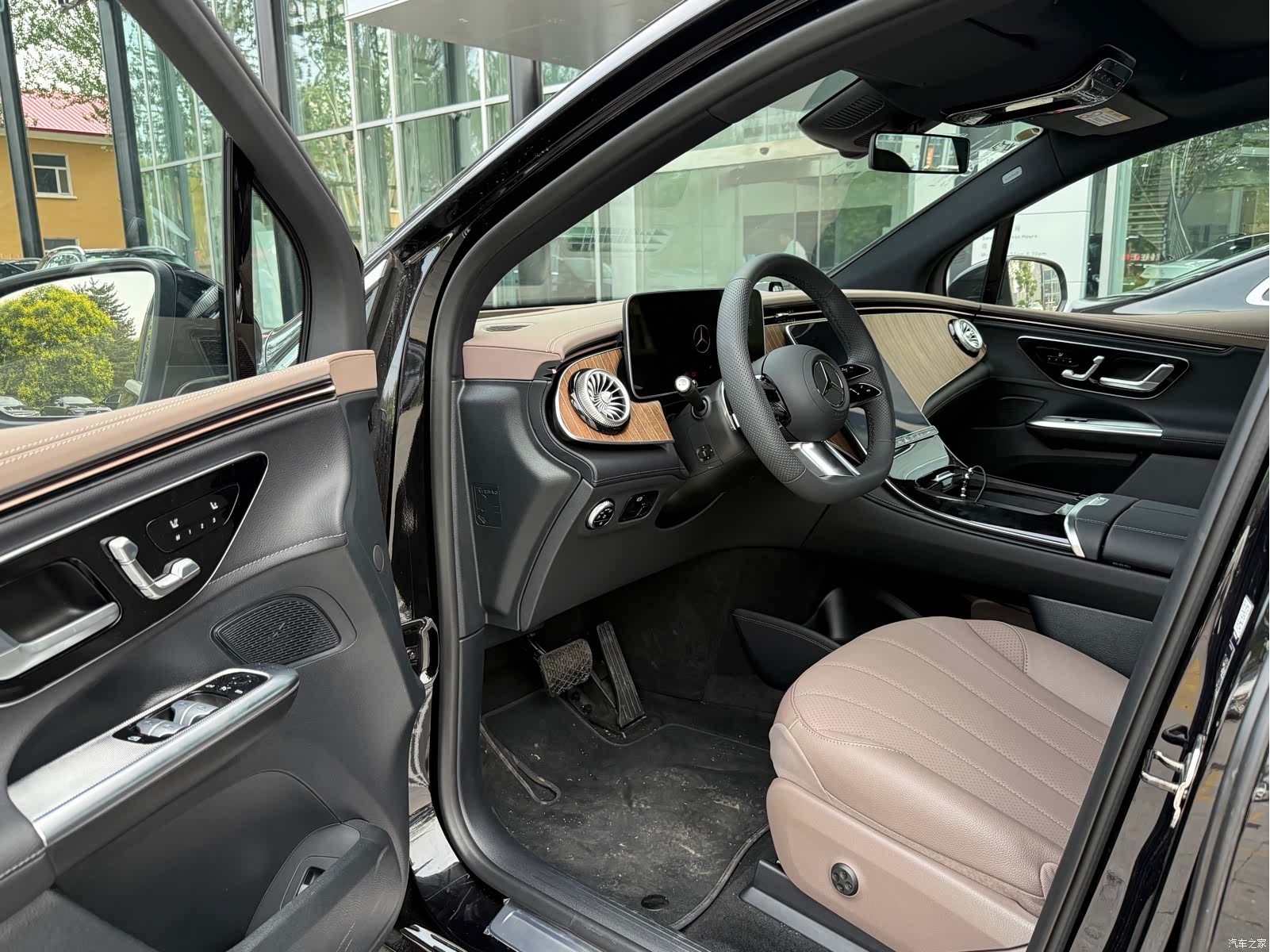 Mercedes-Benz EQE, 2025 13