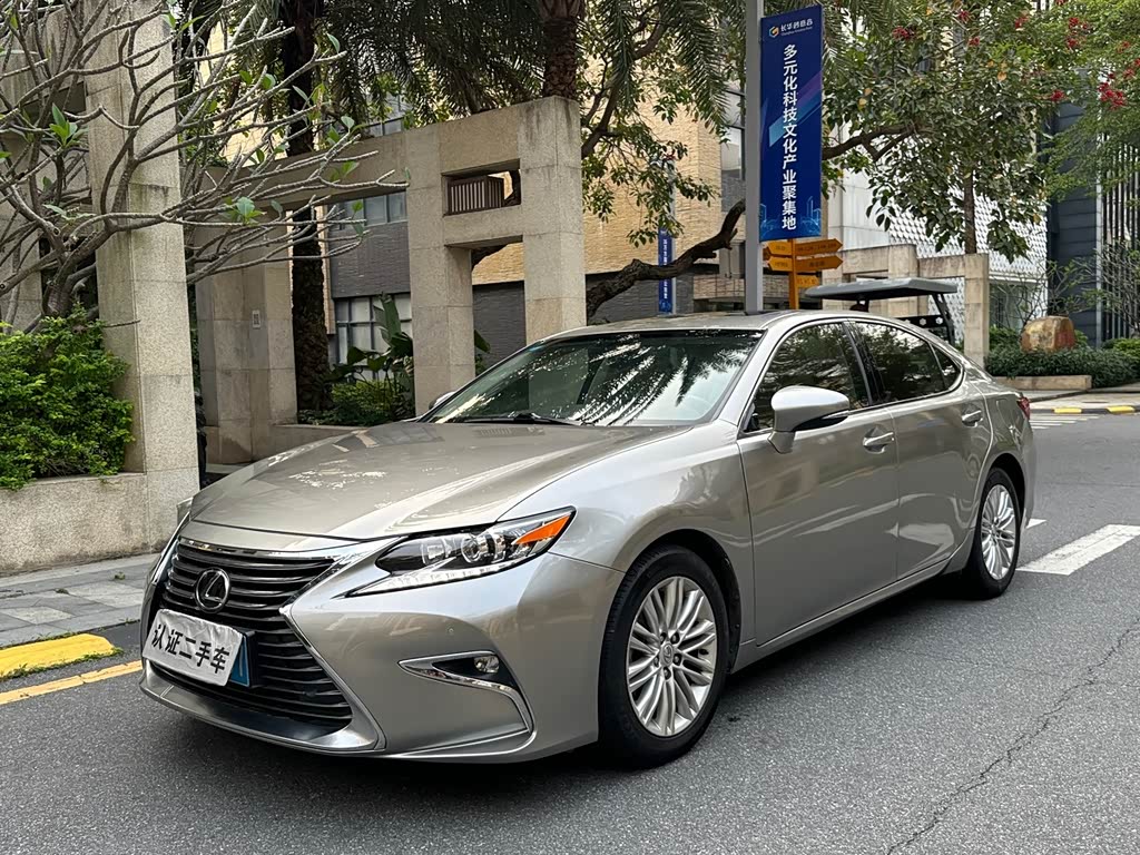 Lexus ES