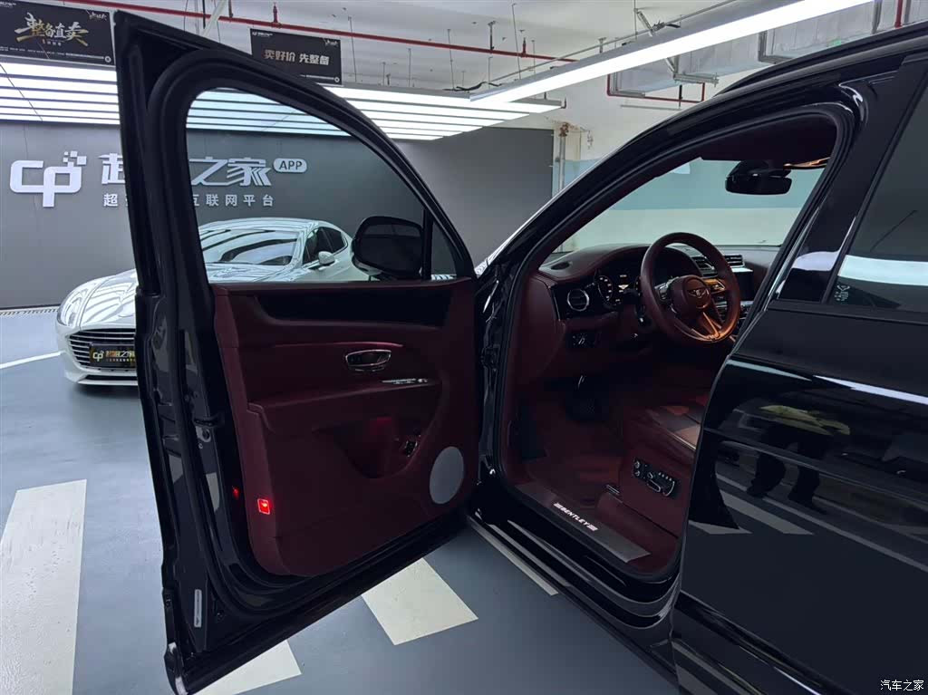 Bentley Bentayga, 2021 12