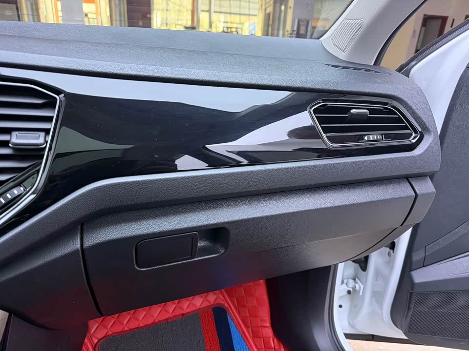 Volkswagen T-ROC exploring Songs