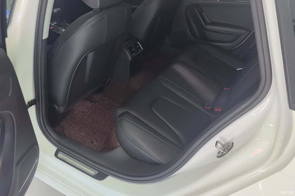 Audi A4L, 2015 11