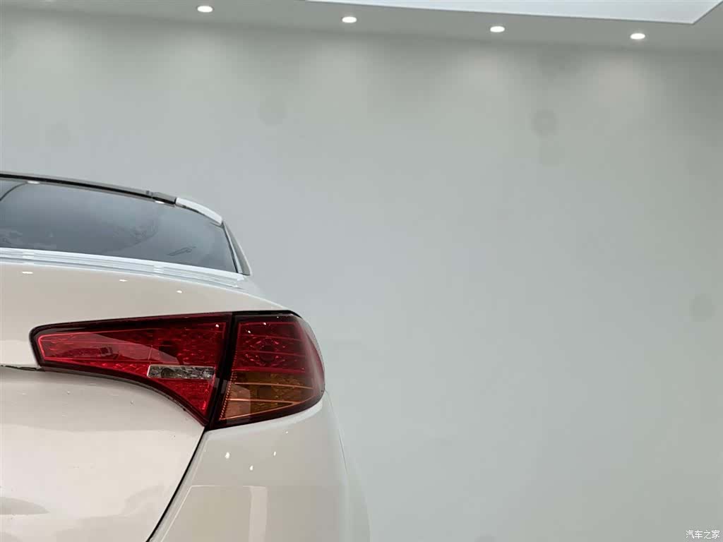 Kia K5, 2011 11