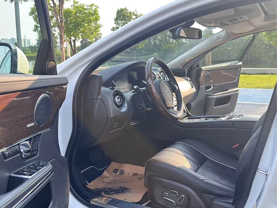 Jaguar XJ Jaguar XJ