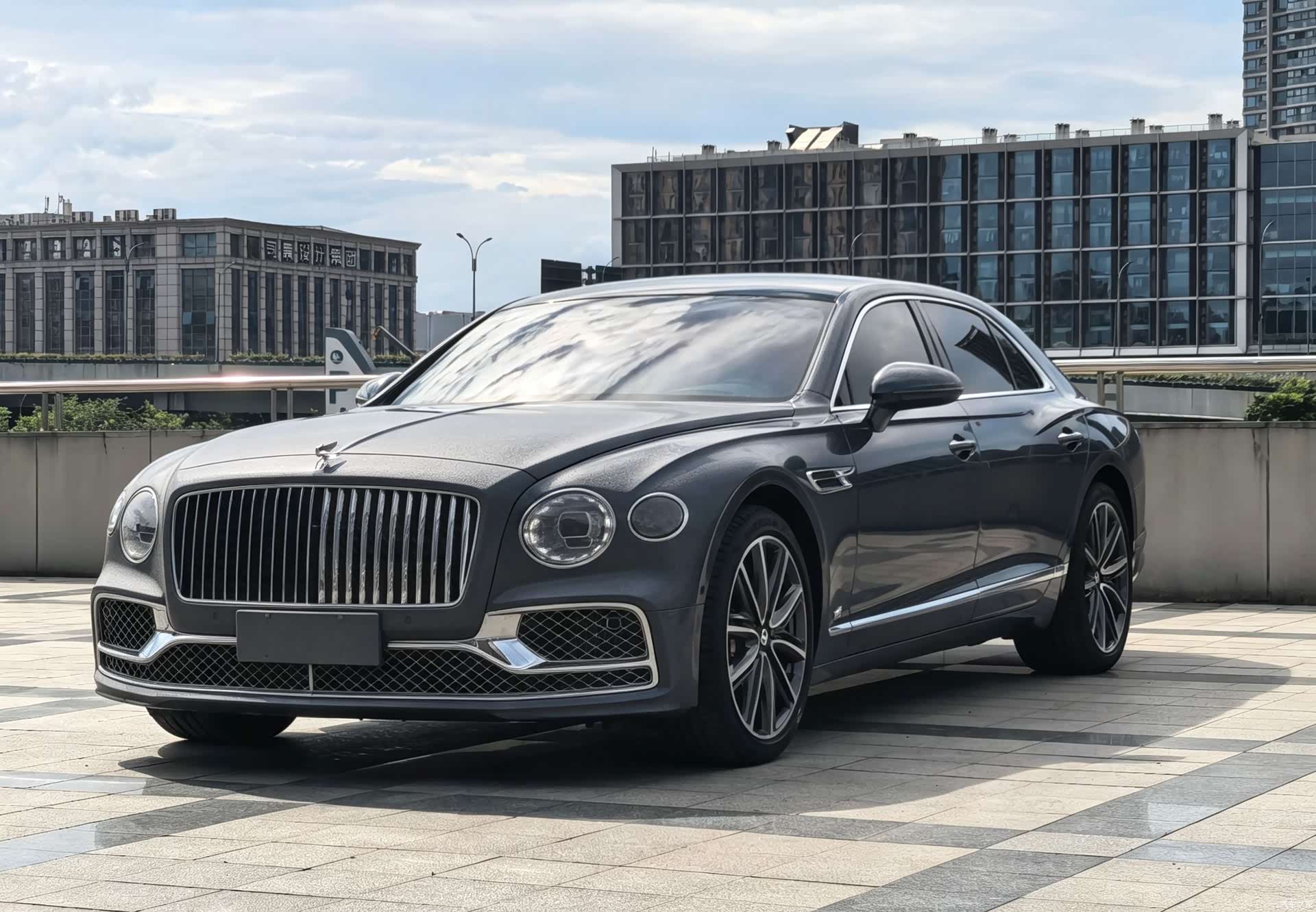 Bentley Flying Spur, 2023 1