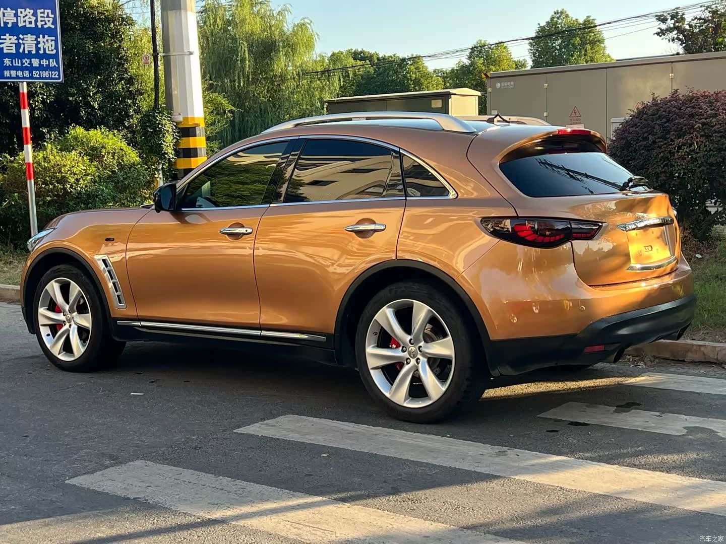 Infiniti FX35, 2012 4