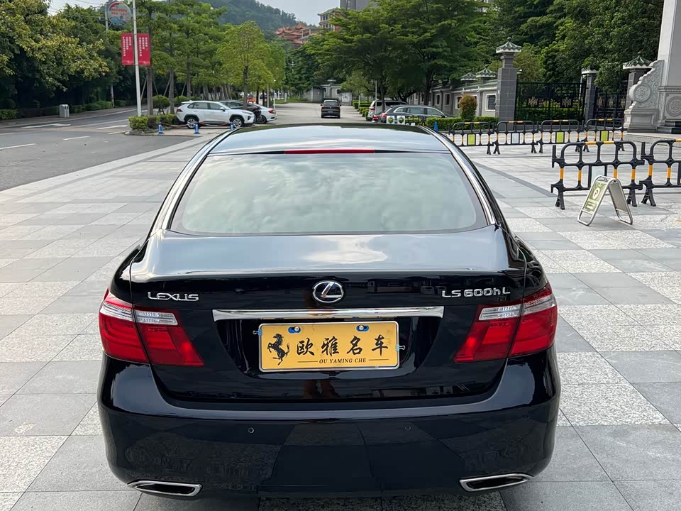 Lexus LS