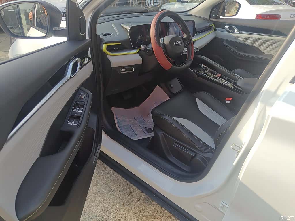 Geely Coolray, 2022 17