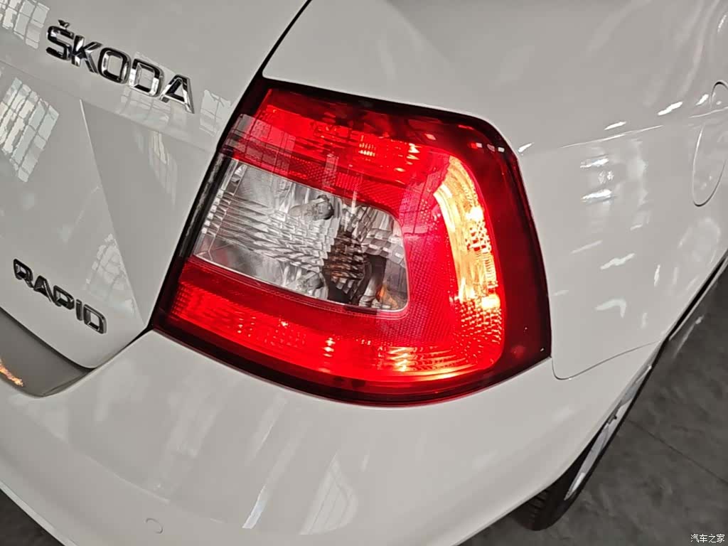 Skoda Rapid, 2015 8