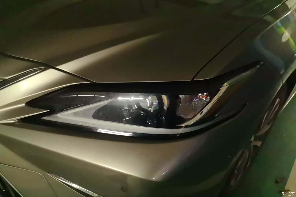 Lexus ES, 2021 все фото