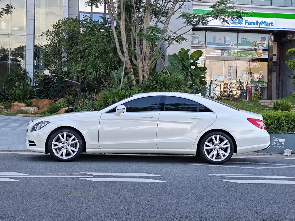 Mercedes-Benz CLS Mercedes-Benz CLS