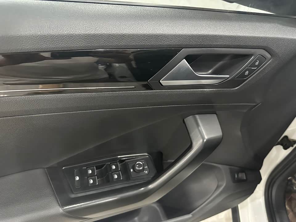 Volkswagen T-ROC exploring Songs