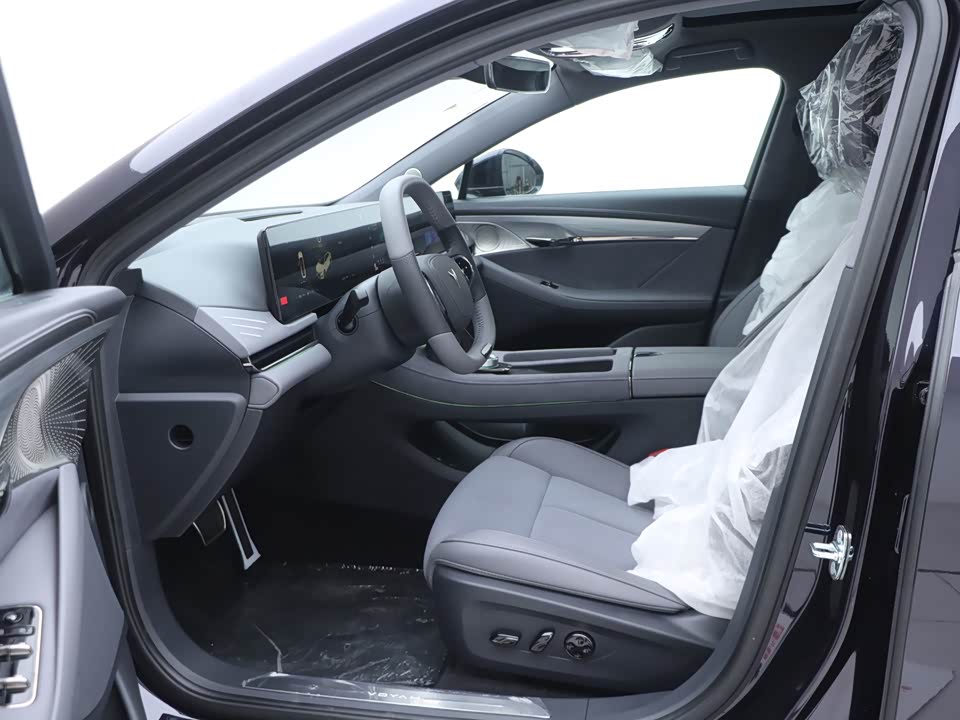 VOYAH Lantu chasing light