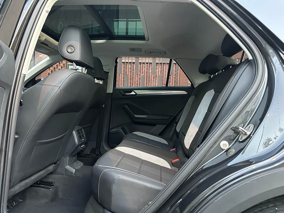 Volkswagen T-ROC exploring Songs