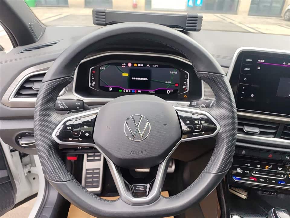 Volkswagen T-ROC exploring Songs