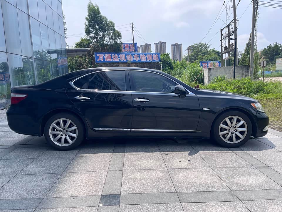 Lexus LS