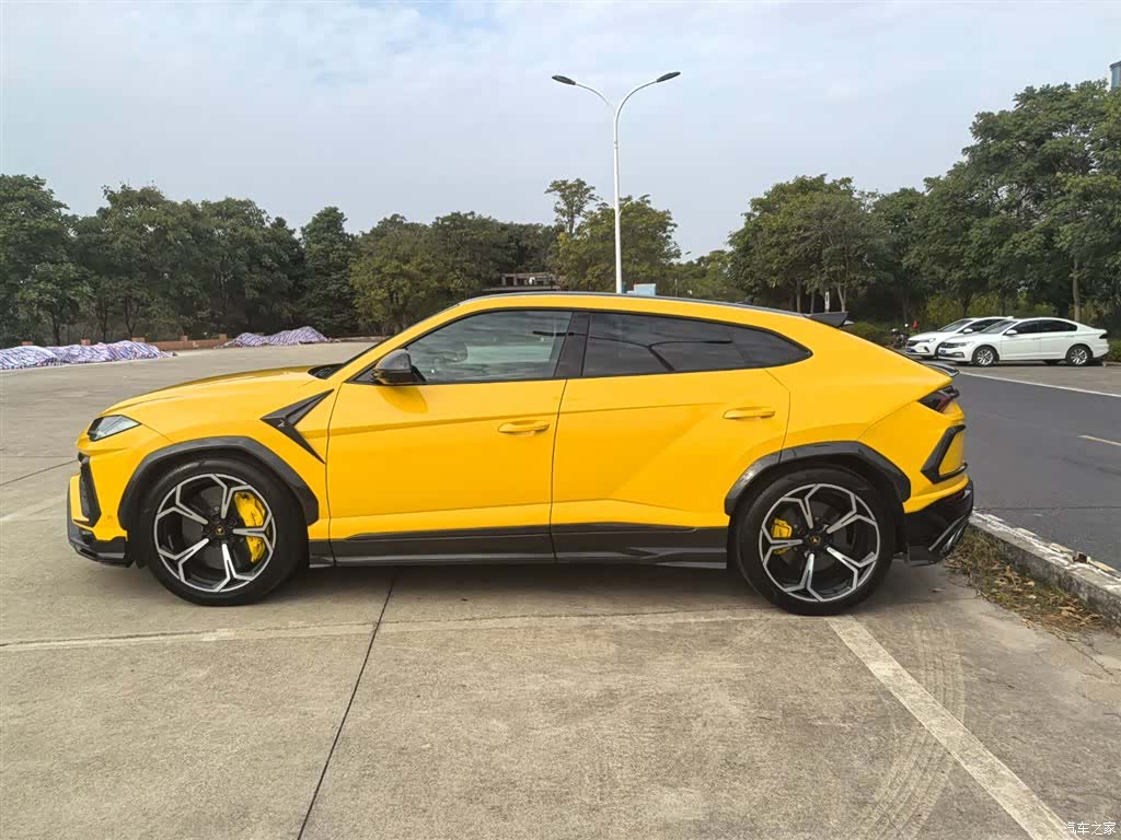 Lamborghini Urus, 2022 4