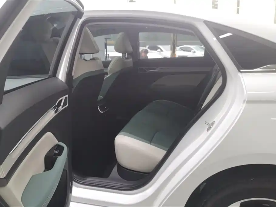 Geely Emgrand L HiP Geely Emgrand L HiP