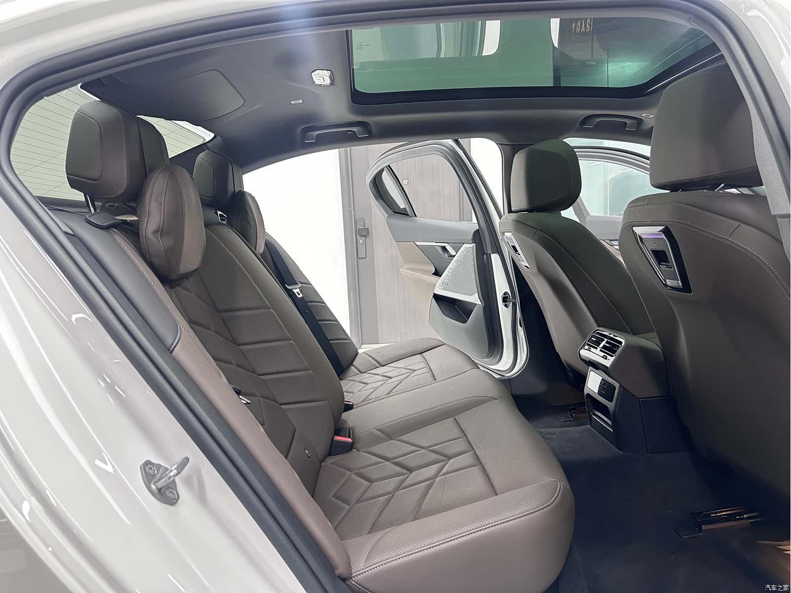 BMW 5 Series, 2024 10