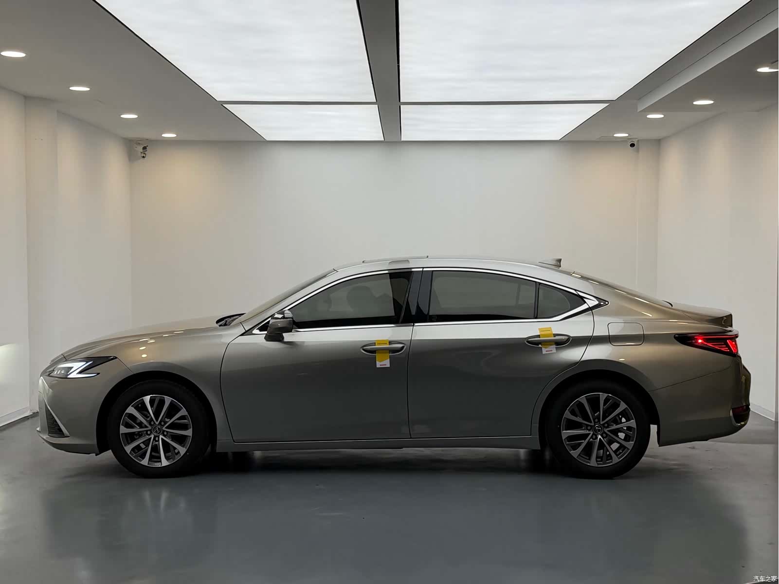 Lexus ES, 2024 9