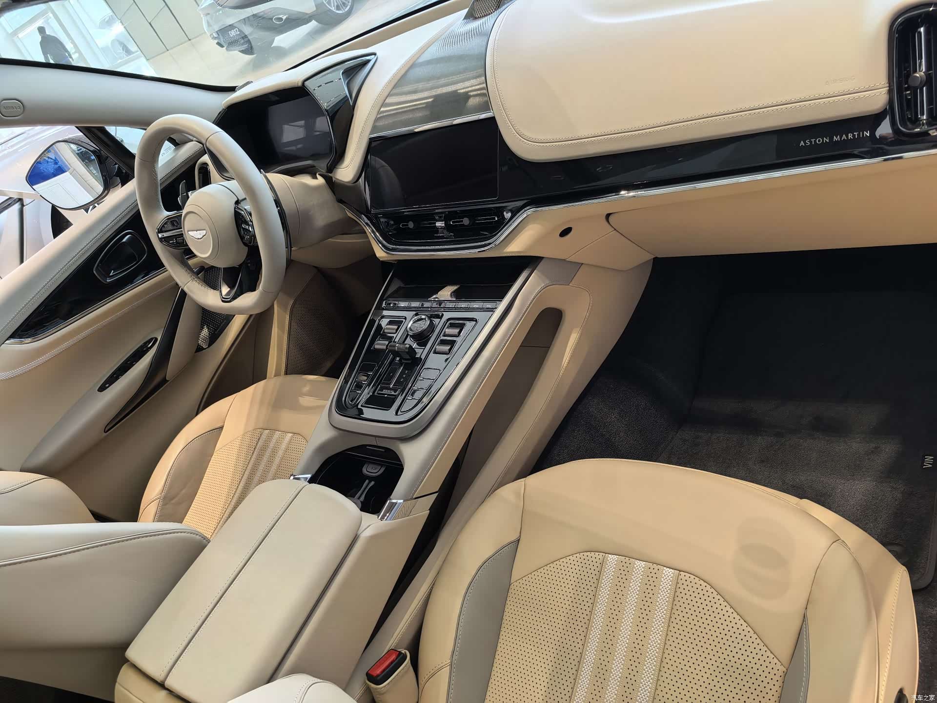 Aston Martin DBX, 2025 9