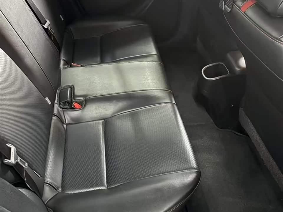 Toyota YARiS L to enjoy