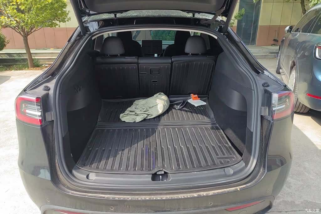 Tesla Model Y, 2023 4