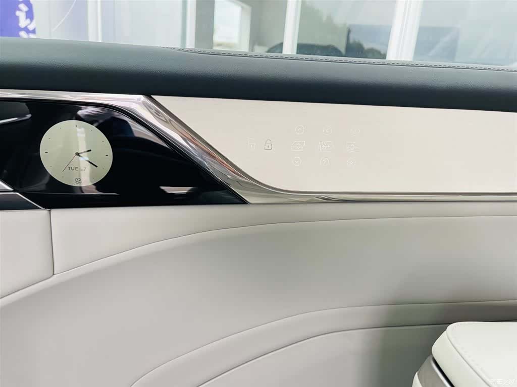 Volvo EM90, 2024 13