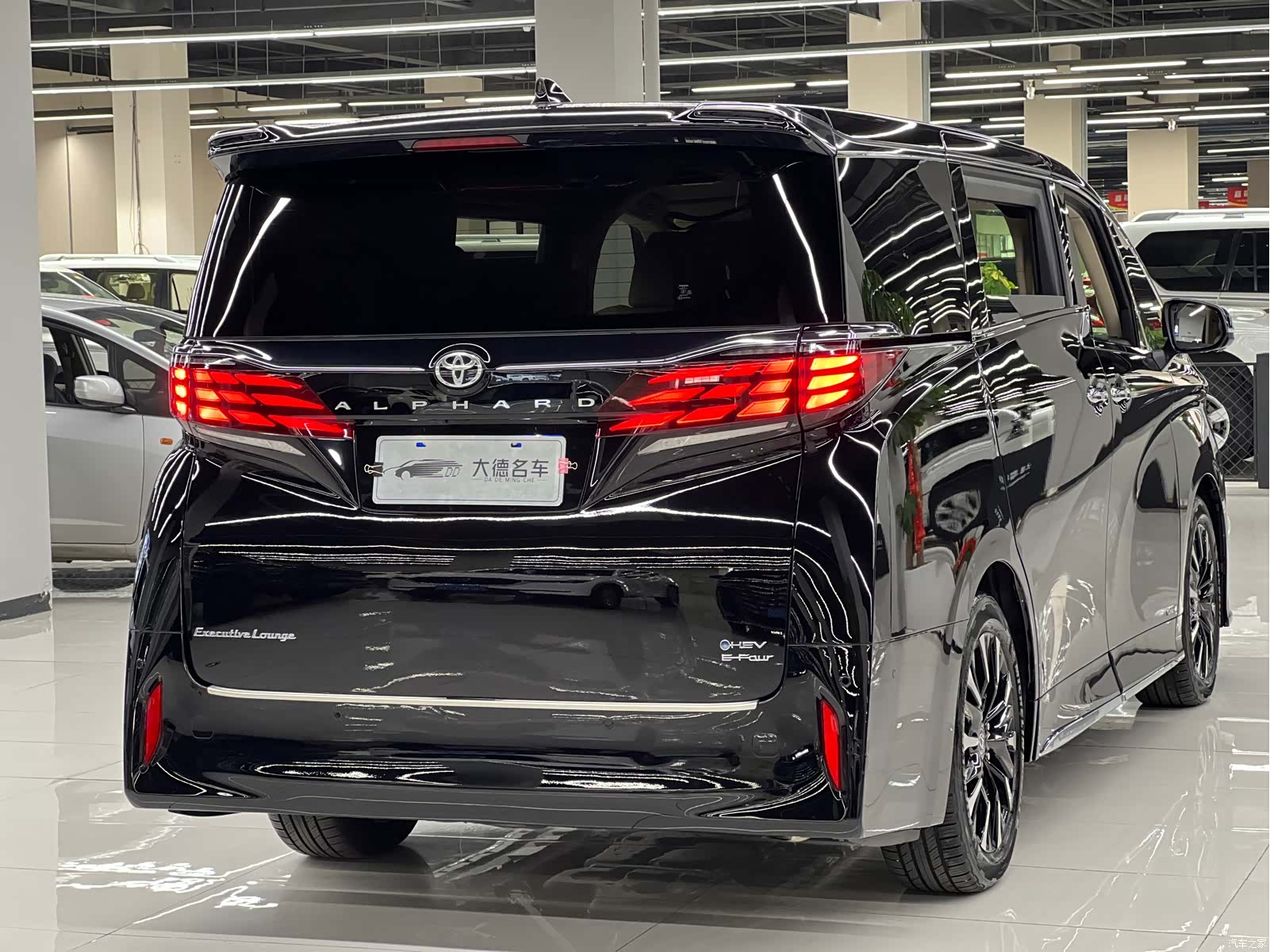 Toyota Alphard, 2025 4