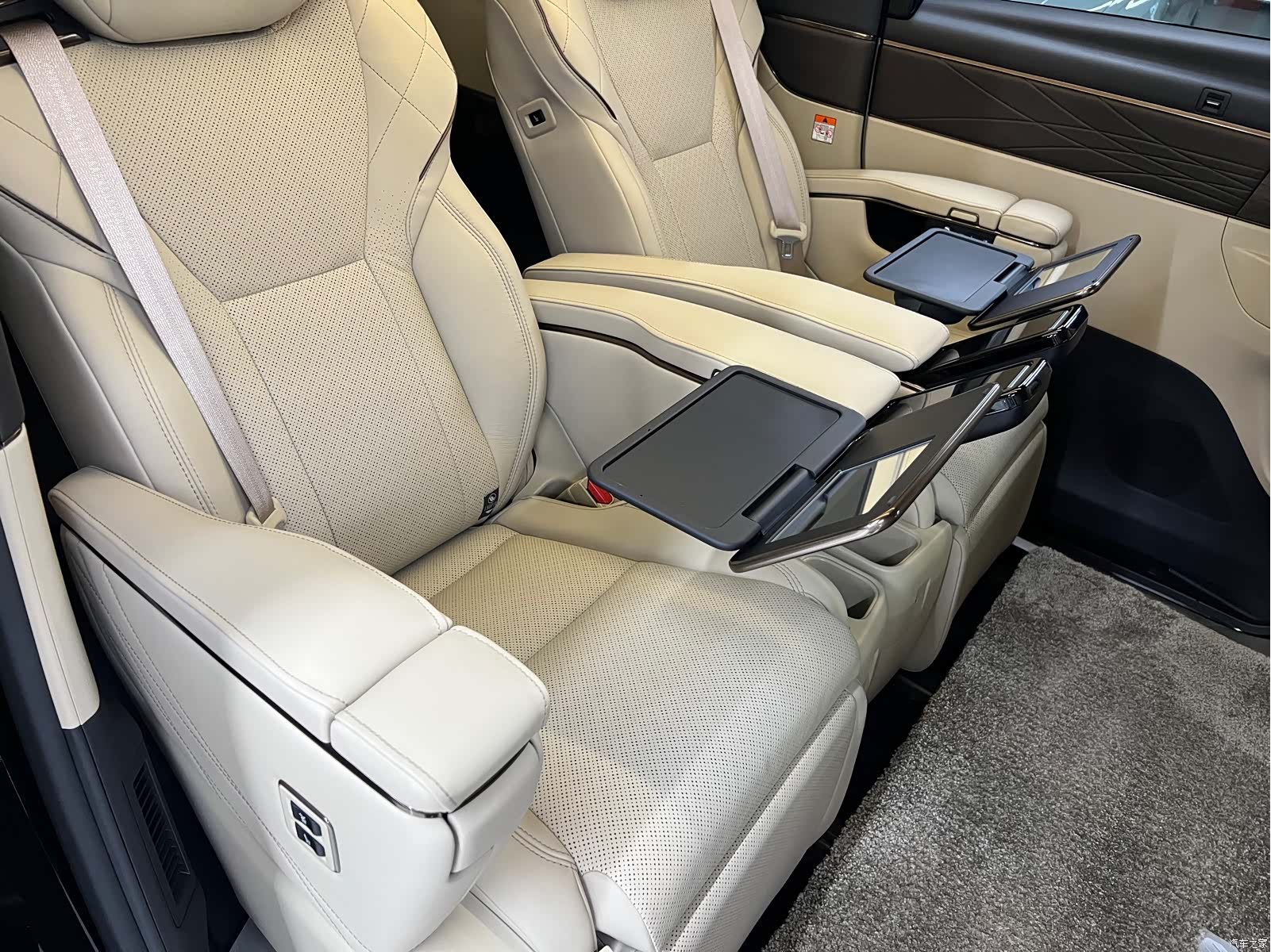 Toyota Alphard, 2025 14