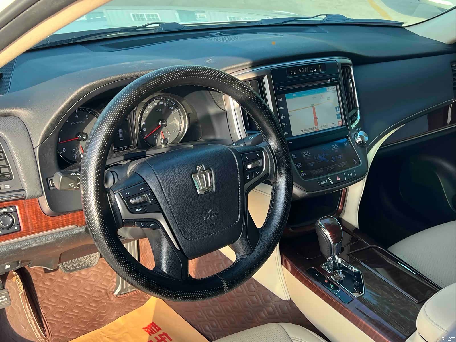 Toyota Crown, 2016 8